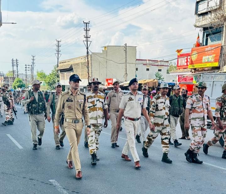 In view of upcoming second phase of Parliamentary Elections-2024, Samba Police along with CAPF and Armed Police today carried out Flag March in Samba town to instil a sense of security and harmony in society and to ensure fair & fear free elections. @JmuKmrPolice @ZPHQJammu