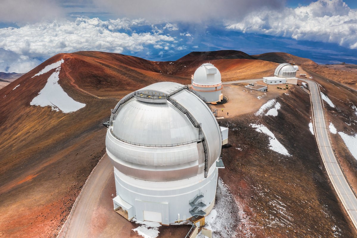 Have you met the @GeminiObs twins? Operated by @NSF @NOIRLabastro, Gemini South sits at 2715m on Cerro Pachón in Chile 🇨🇱 and Gemini North sits at 4200m near the summit of Maunakea, mid-Pacific🏔️🌊. Their dual-hemisphere locations allow them to survey the entire sky!🌌