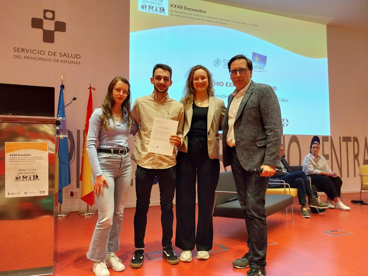 José  Miguel Cabo entrega el premio al Explorando Salud al poster "Lo que el electrocardiograma esconde". #EncuentroFyCAsturias