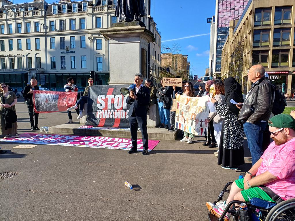 George Sq: @sabir_zazai says no to cruelty and no to Rwanda because r#refugee rights are OUR rights @scotrefcouncil @ScotGovFairer @bridgesprogs @Maryhill_IN Refugees have given so much to our country says Sabir #StopTheFlights