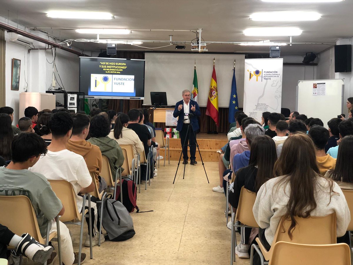 El director de la Fundación Yuste, Juan Carlos Moreno, ha impartido la conferencia “Así se hizo Europa” a los alumnos de Bachillerato del @IESMELENDEZVAL de Villafranca de los Barros, a los que ha animado a que digan qué Europa quieren 🇪🇺