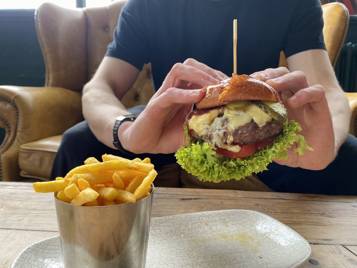 On Wednesday’s we eat burgers 😋🍔… #burger #yum #Wednesday #youngspubs #hithergreen