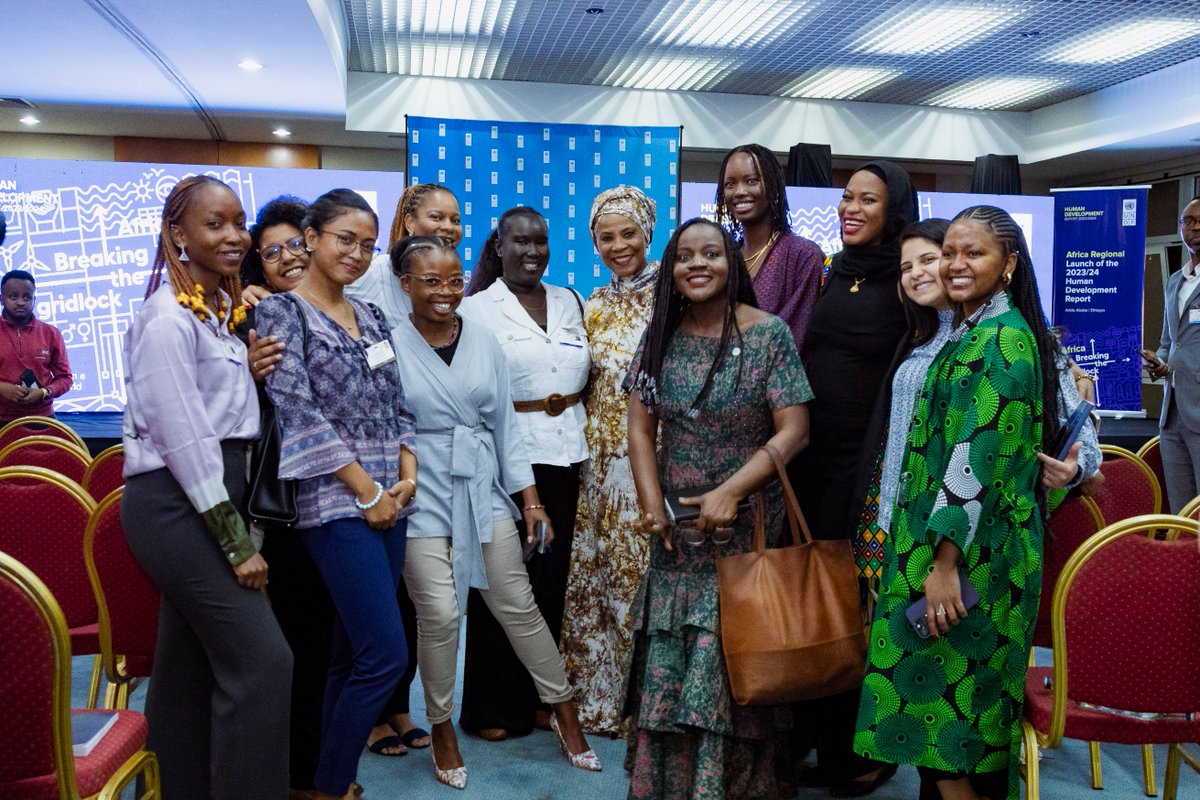 UNDPAfrica's tweet image. Spotted at #ARFSD: 

Regional Director @ahunnaeziakonwa with the new #AfYWL Fellows deployed to Addis Ababa 🇪🇹 already engaging in development spaces!

#SDGs
#Agenda2063