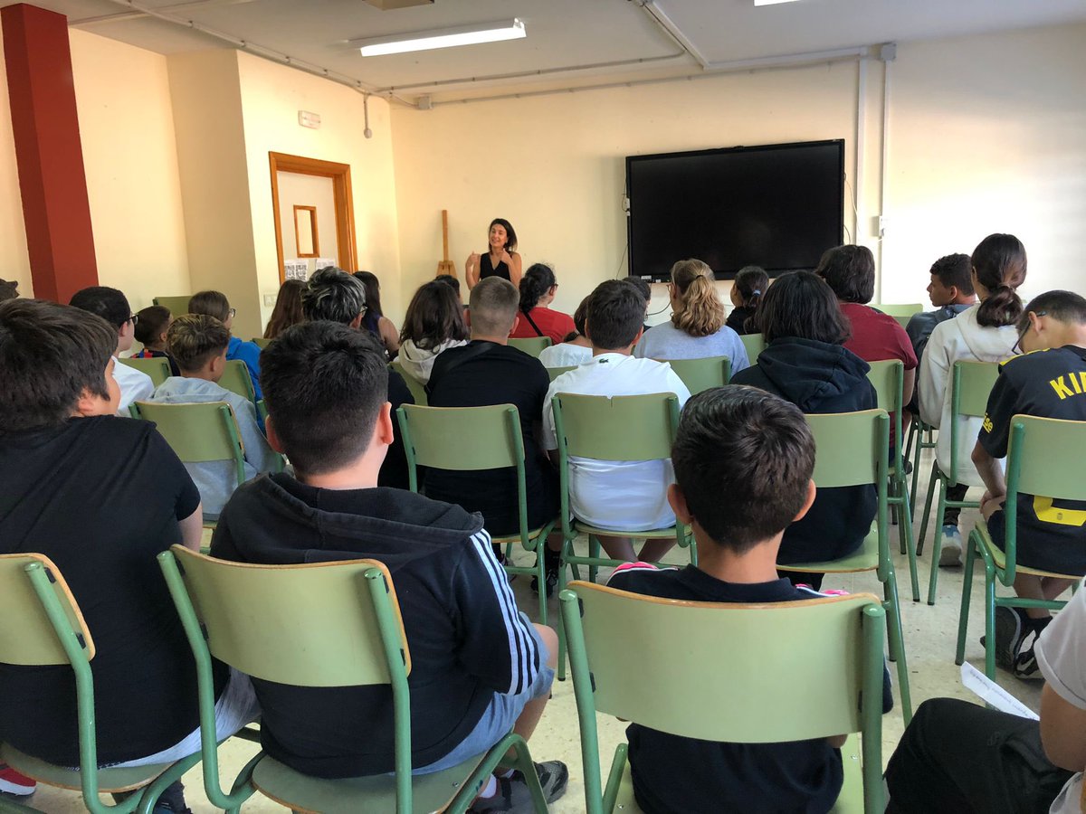 Hoy, dentro del ciclo de charlas con periodistas organizado por el dpto. de Lengua Castellana y Literatura, ha visitado nuestro centro la periodista Fatima Plata y ha sido entrevistada por el #alumnado de 1º #ESO y 1º #Bachillerato.

<a href="/RTVCComunica/">RTVC Comunica</a> <a href="/Fatimaplata_ag/">Fatima Plata</a> <a href="/RTVCCanarias/">Televisión Canaria Noticias</a>