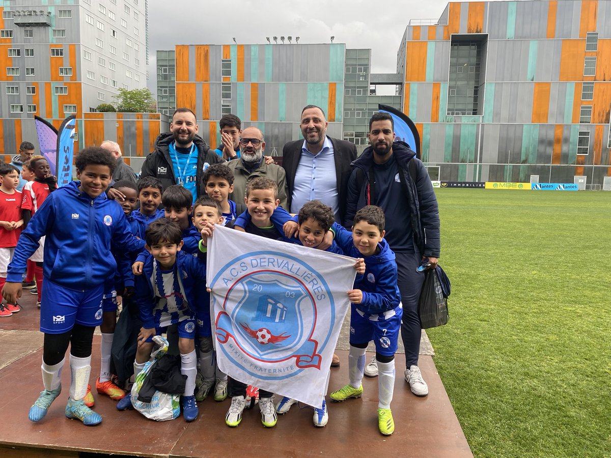 Un honneur d'avoir remis les récompenses lors du tournoi Cité Foot à Marcel Saupin 🏆 Merci aux bénévoles et éducateurs pour leur engagement et leur travail inspirant ! #Nantes #CitéFoot #Engagement