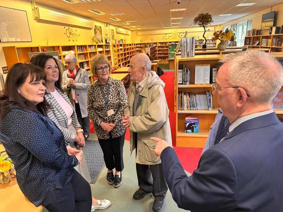 Our first Principal from 1966-1996, Mr Michael Warde paid a visit to his “namesake” library today. We were so happy to welcome him back as he and Mrs Smyth, former Art teacher, gifted a wonderful drawing of the school, drawn by Andrew Smyth, past pupil. @stpaulsbbrook