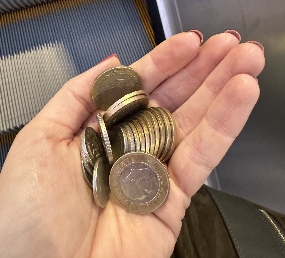 Allahın sevdiği kuluymuşum
Zor da olsa çıkarttım minibüs paramı
Gerisini kocam bey düşünsün
Toplu minibüs paramı almam lazım
Kendi paramı bozdurmayı sevmiyorum 😂