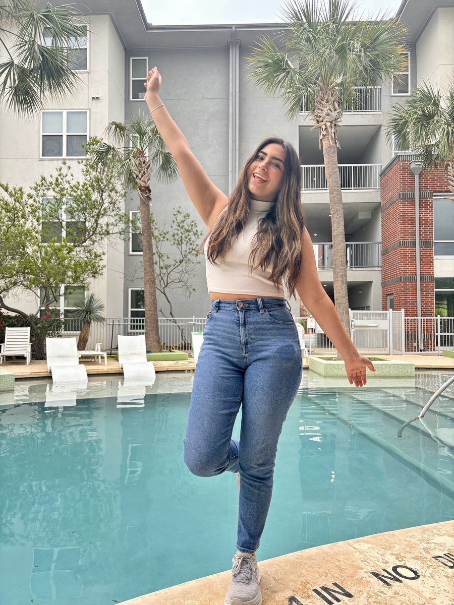 Dive into luxury living this Fall at Luxx! 🏊🏻‍♀️🌊Experience our Vegas-style pool and embrace the changing seasons in style✨ Reserve your spot now for the best rates possible, and start your stay in your refreshing retreat this Fall 2024☀️