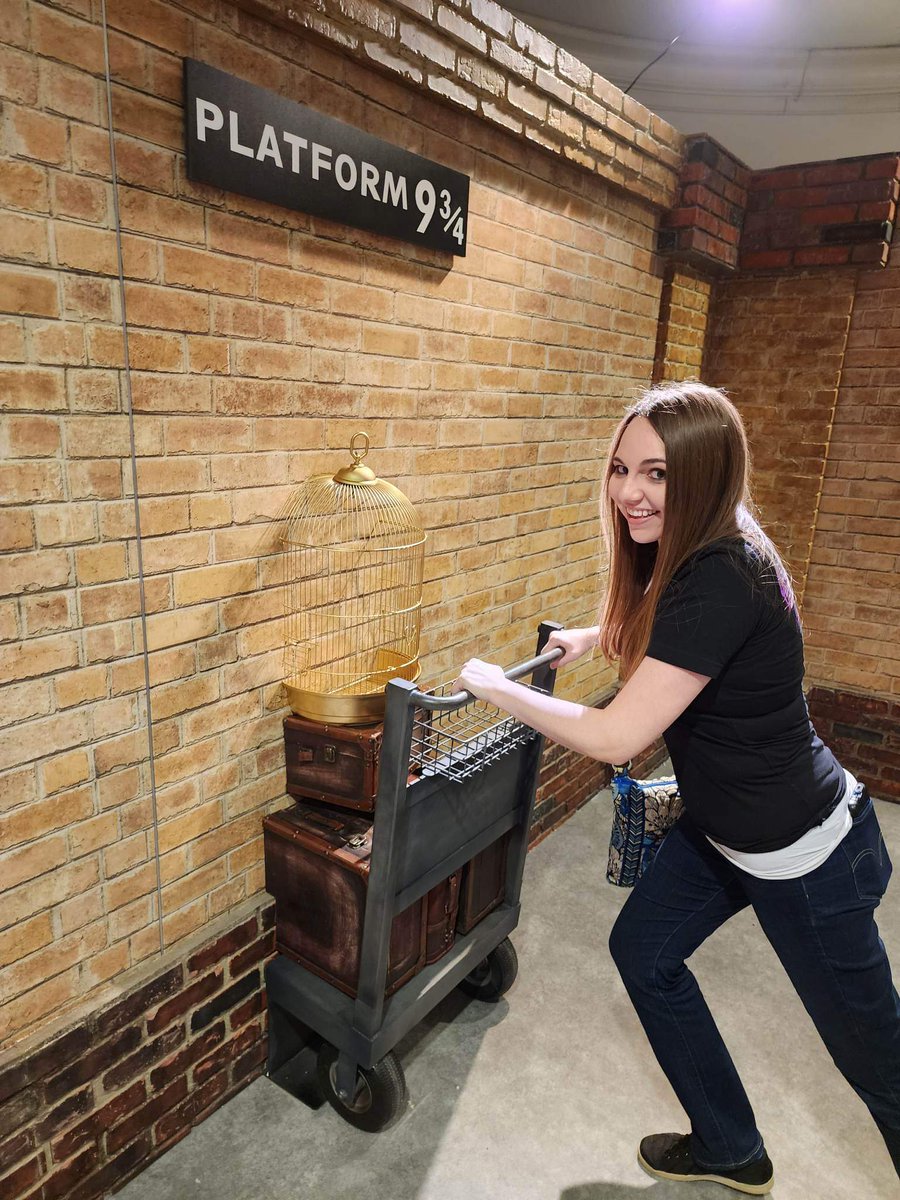 #happybirthday to one of our frequent guests, Elizabeth! She might not be taking the platform to #hogwarts, but she is #teaching at #school today!
💙🎂🥳

#harrypotter #hogwartsapod #wizardingworld #birthday #podcasting #podcast #Ravenclaw