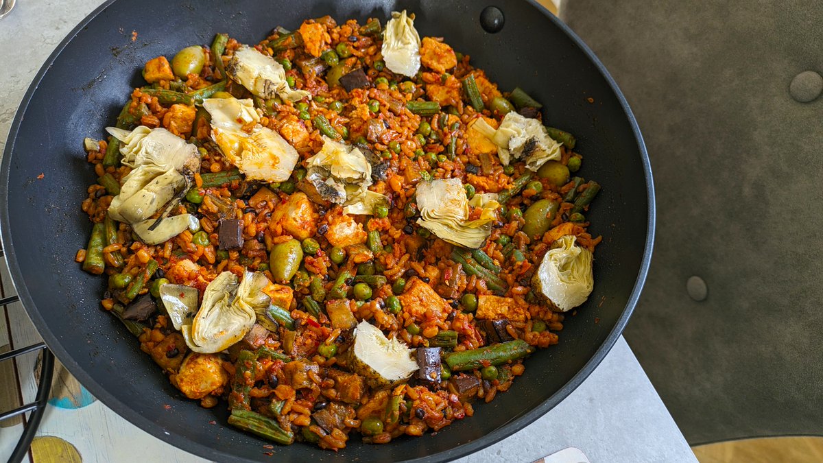#Paella #Veganstyle using @merchantgourmet Spanish style grains & rice 😋😋😋and @SeggianoFoods artichokes... Gosh this was delicious with M&S nduja paste mixed through👌🌻🌱