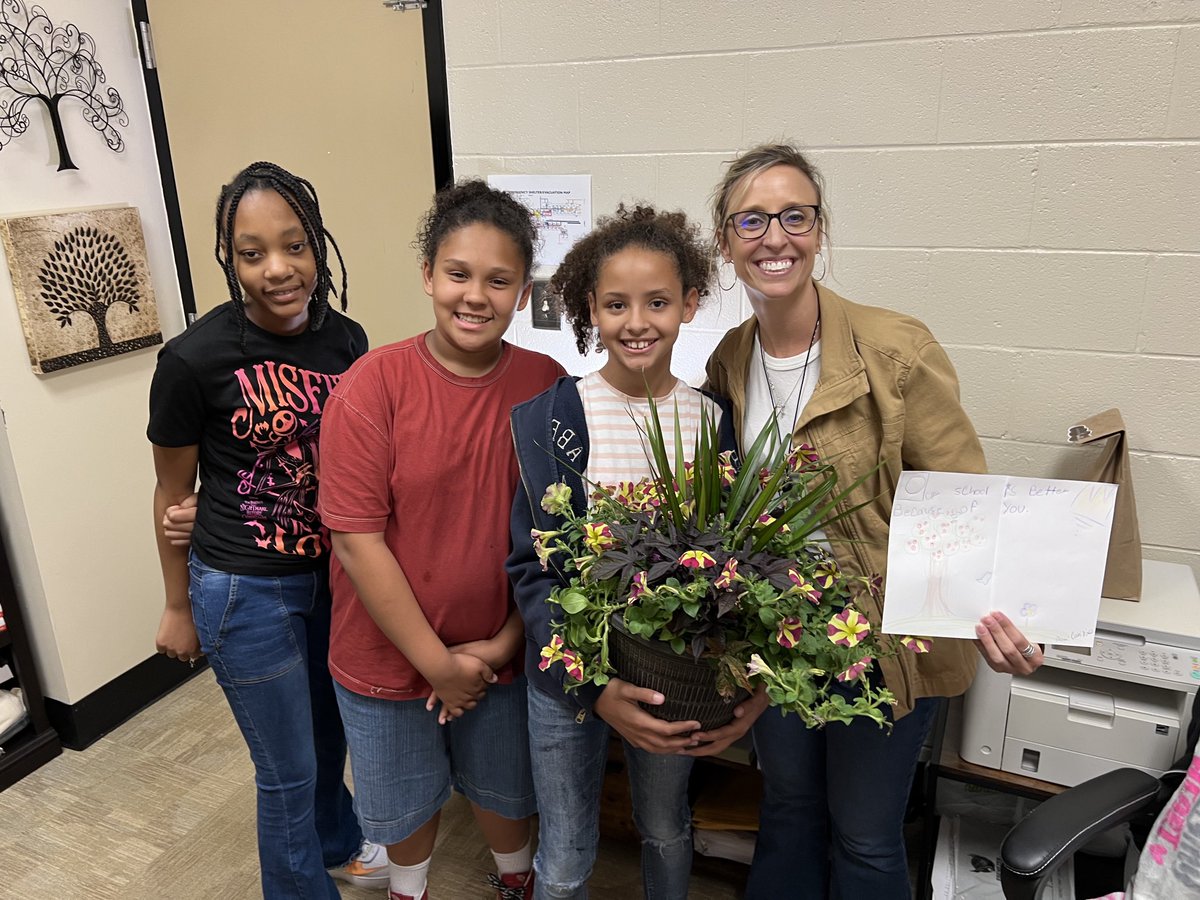 Happy Administrative Professionals Day to some of #OakdaleSTEAM’s finest! 💚🐉 ⁦@RockHillSchools⁩