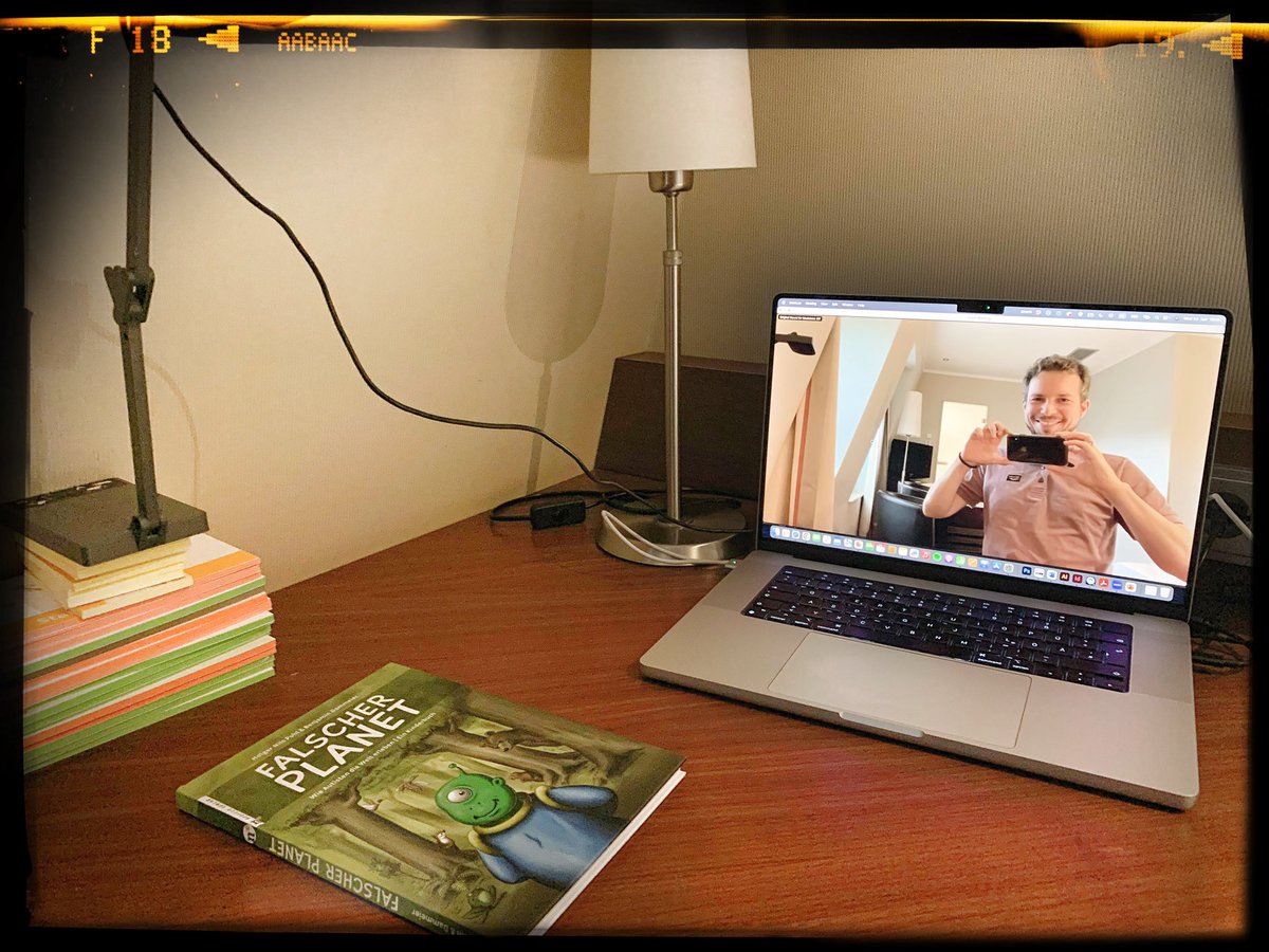 So sieht’s aus, wenn ich mein Buch „Falscher Planet“ wieder einmal vorstellen darf und im Hotel improvisiere. 😇
Dokumentenkamera ist immer zur Sicherheit mit auf Reise!