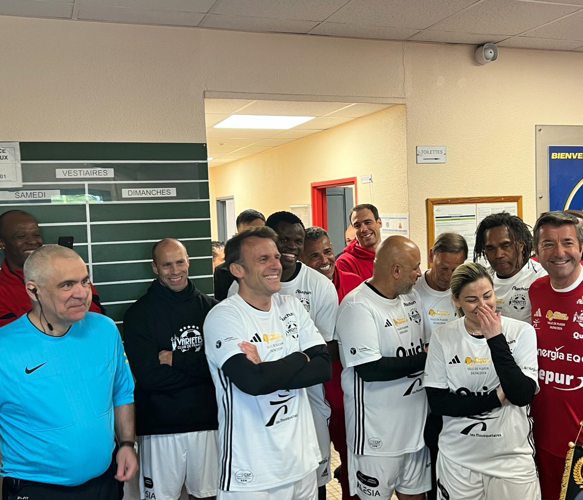 Quel match ! Quelle ambiance à Plaisir avec le @VarietesCF et la présence du Président @EmmanuelMacron et de madame Brigitte Macron, présidente de la fondation @piecesjaunes. Très heureux d’avoir pu organiser ce match de gala pour les @piecesjaunes avec @JacquesVendroux et la