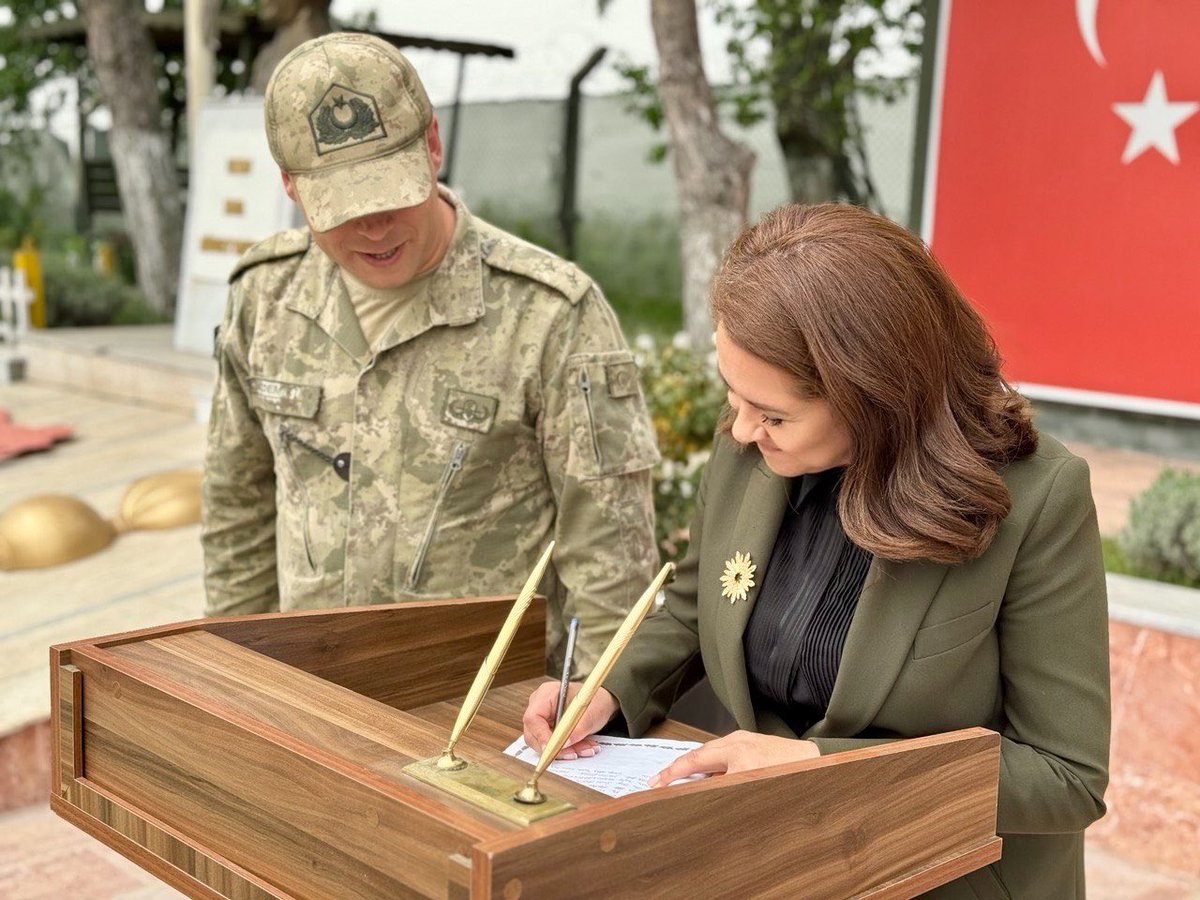 Kaymakamımız Sayın Kadir Duman ile birlikte 142. İlave Depolama Kısım Komutanlığı'na ziyarette bulunduk. Bu önemli ziyaret sırasında Ziyaret Defteri'ni imzalama şerefine nail olduk. Güçlü ve cesur askerlerimizin misafirperverliği ve adanmışlığı karşısında duyduğumuz