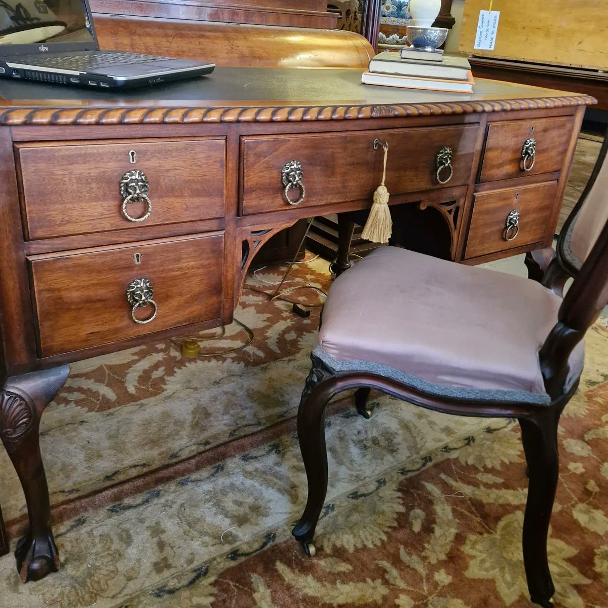 A lovely English oak desk on the floor and for sale. Early 20th century, in the Chippendale style. Full complement of working locks. A real beauty. #salvagem