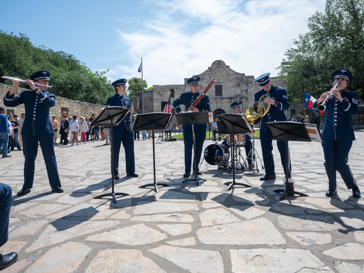 Bringing the spirit of @FiestaSA to life during @usairforce day at the Alamo! 🎊 Special shoutout to #Airmen whose talents shone bright ✨, and Maj. Gen. James Sears, deputy commander for AETC, for representing Air Force entities across @JBSA_Official. Viva Fiesta!🌸