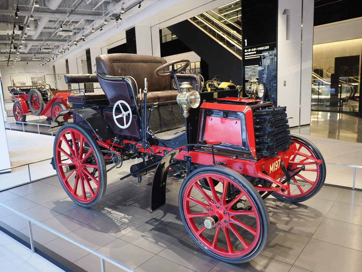 a Panhard & Levassor Type B1/B2 from 1899 - this model made a successful name for itself in the first automobile races. In three years, 1,228 vehicles were built - a huge leap - previously double-digit small series were built