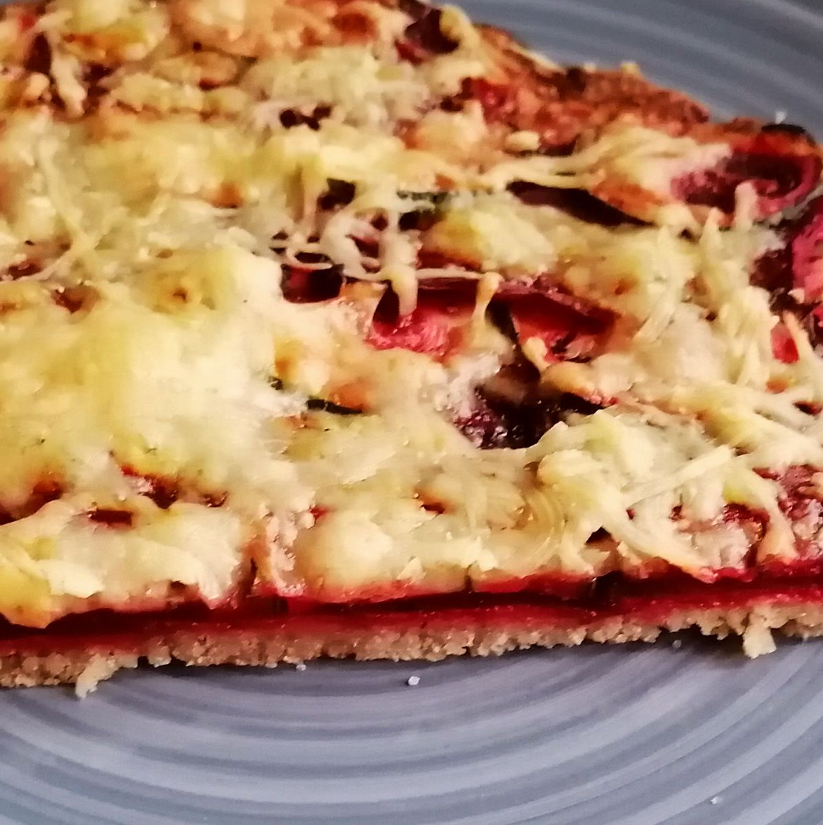 MikeKocht's tweet photo. #Flammkuchen #Twooking etwas anders:
Aus #Hafer mit #Rohnen (roten Rüben), #Zucchini und #Käse
Dann gleich auch einmal eine andere Form ;-)
https://t.co/B3bhkrG71T https://t.co/MtxGQI0zPn