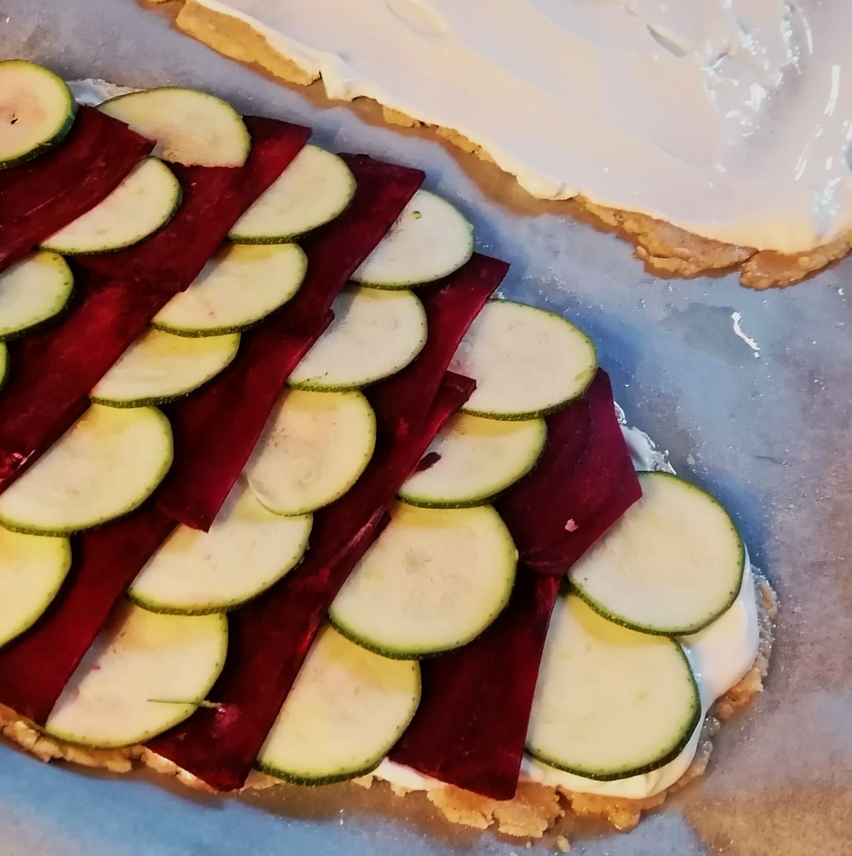 MikeKocht's tweet photo. #Flammkuchen #Twooking etwas anders:
Aus #Hafer mit #Rohnen (roten Rüben), #Zucchini und #Käse
Dann gleich auch einmal eine andere Form ;-)
https://t.co/B3bhkrG71T https://t.co/MtxGQI0zPn