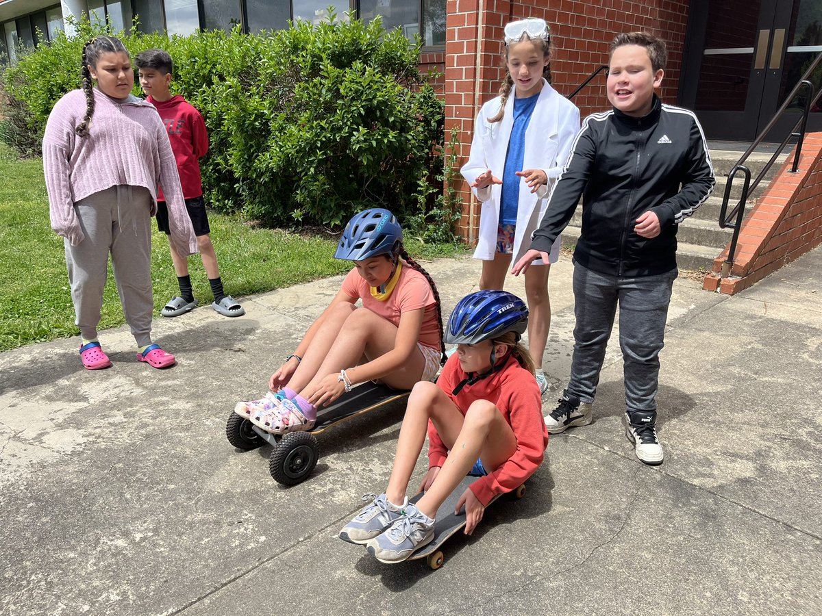 laprofekarol's tweet photo. Newton’s 2nd law Force 🟰mass ✖️acceleration 
Having fun while learning at #WDWilliams #UnitingOurWorld #AmbassadorTeachers #scienceclass @ParticipateLrng @BuncombeSchools https://t.co/5KuZLFSkfy