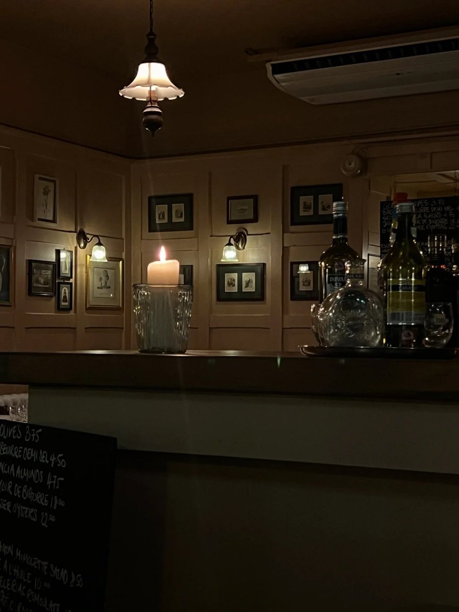FranchesLim's tweet image. Today, I went to a French restaurant with my friend. At night, the shop is lit with lots of candles, so it&apos;s warm and perfect for a drink to chat with the family.