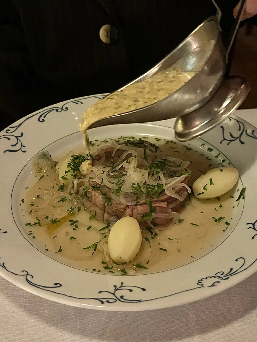 FranchesLim's tweet image. Today, I went to a French restaurant with my friend. At night, the shop is lit with lots of candles, so it&apos;s warm and perfect for a drink to chat with the family.