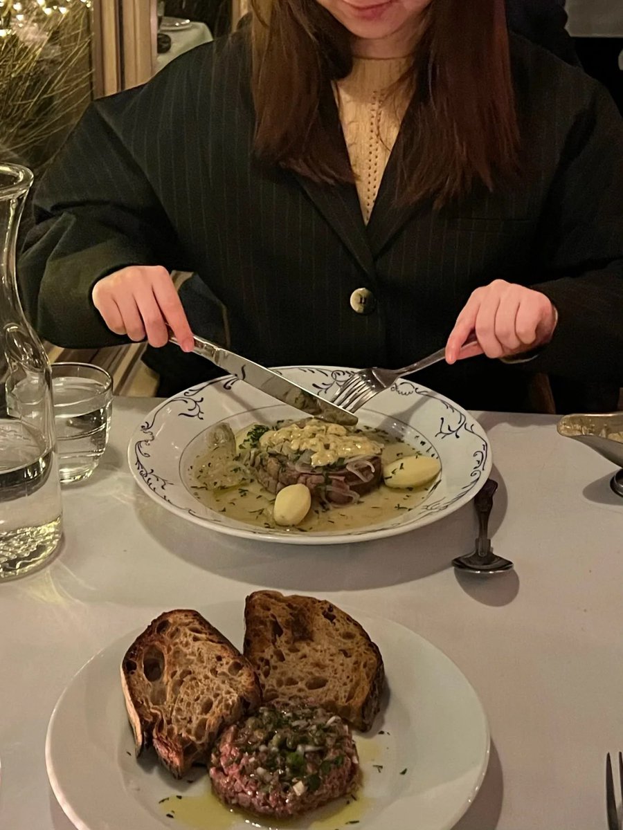 FranchesLim's tweet image. Today, I went to a French restaurant with my friend. At night, the shop is lit with lots of candles, so it&apos;s warm and perfect for a drink to chat with the family.