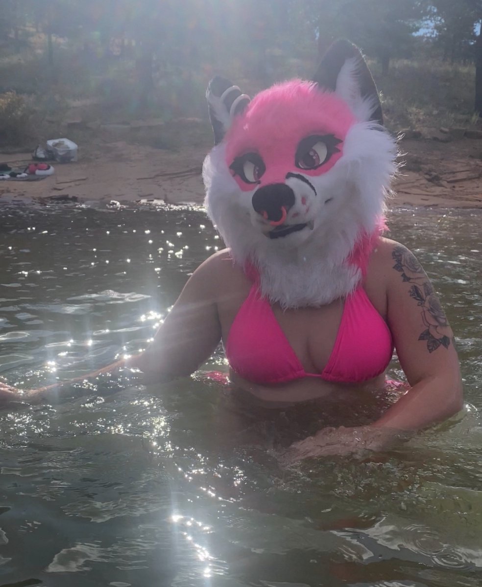 Soggy doggy 

#furry #furryfandom #furrycommunity #furrycommission #furries #fursuit  #fursuiter