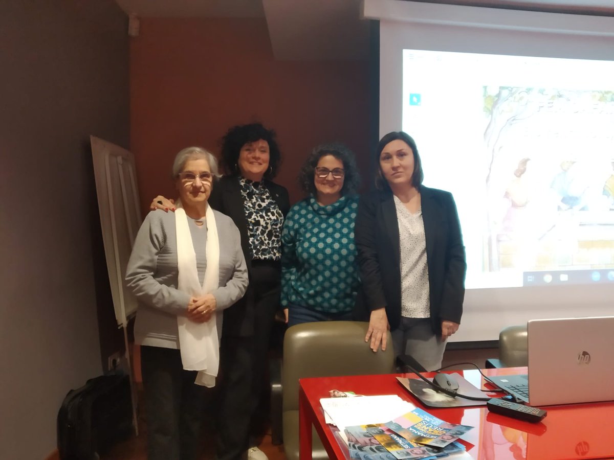 Entre aquestes dues fotos han passat 17 anys i pocs dies i, per sort, #Reus no només manté els rentadors sinó que la nostra publicació encara interessa a la societat. Avui, hem estat amb l'associació Ganxetes que volia recordar aquest espai #dones