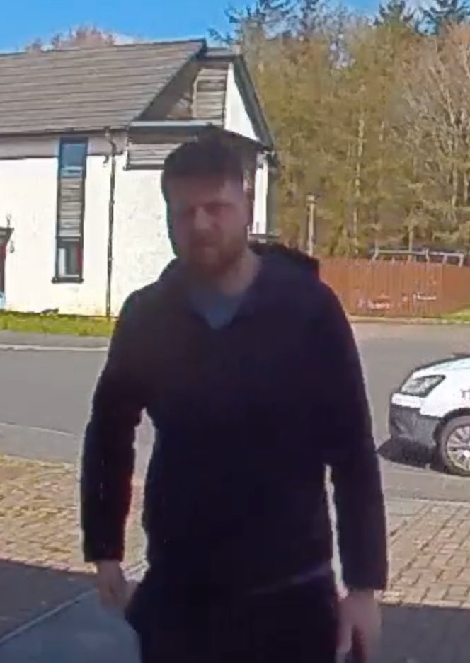 i want to ask everyone who is in #Glasgow if you can share this, this man using the name christopher martin, irish accent stole an ipad from me today , it has some really important stuff i need to recover #dailyrecord