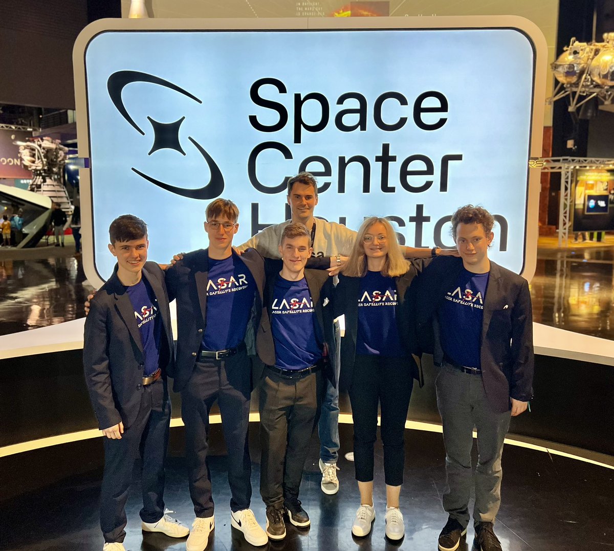 spratek_jan's tweet photo. Tým má za sebou prezentaci odborné porotě ve @SpaceCenterHou ✨

Ta se setkala s ohromným uznáním ode všech přítomných, včetně samotné Nancy Conrad.

Jsou neskuteční.🙏🏻🚀 https://t.co/1jauxxsK0n