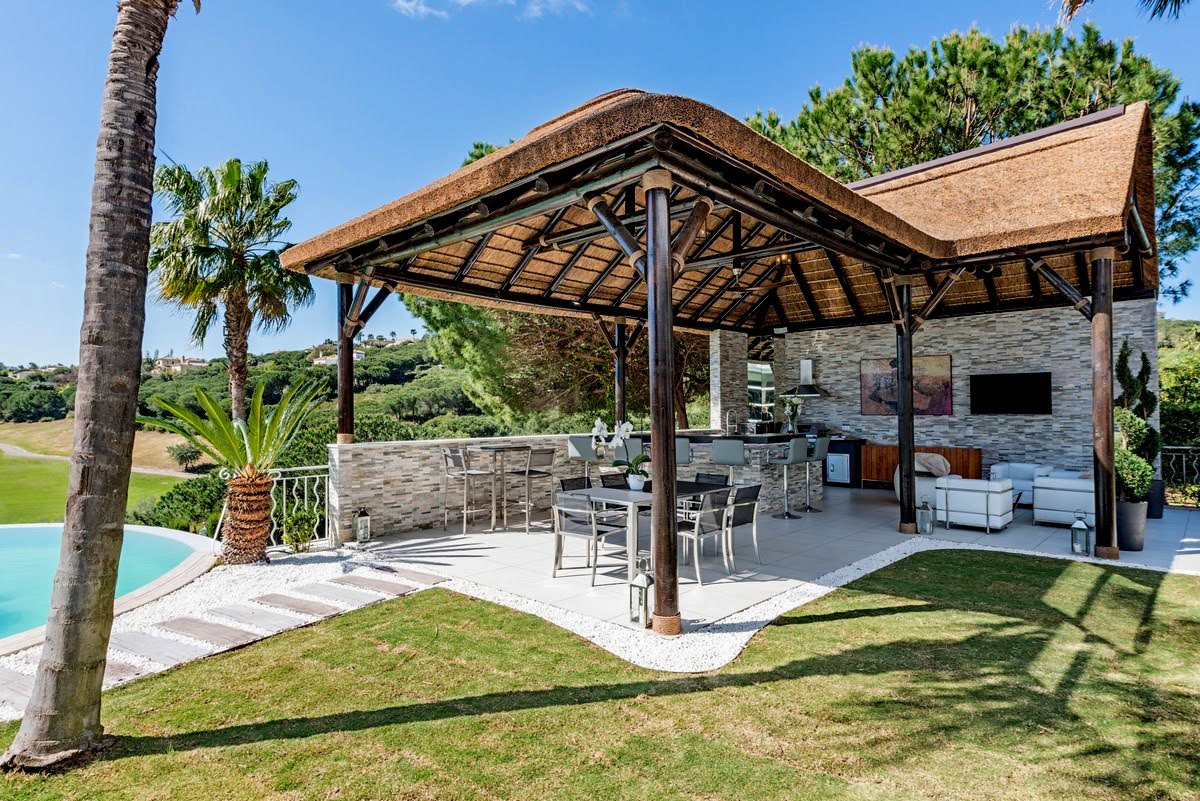 Give your outdoor living space a new lease on life and get your al fresco outdoor kitchen now! rb.gy/jpzvoz #ExclusiveLiving #Outdoor #Kitchen