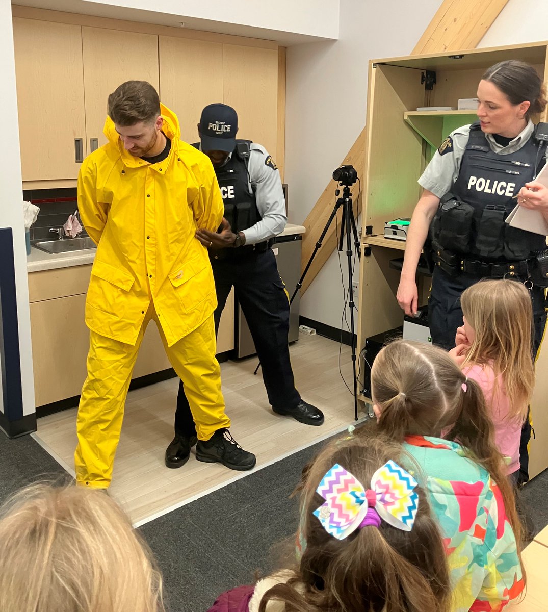Burin Peninsula #RCMPNL welcomed the Marystown Sparks & Embers to the local Detachment on April 15. They participated in a fictional scenario where they reviewed surveillance footage, collected evidence & ultimately located & arrested their suspect. They did a fantastic job!