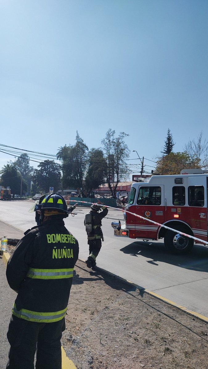 pablo_master665's tweet photo. @avo2_  se mantiene corte de tránsito ambas calzadas en Av Vespucio entre Irarrázaval y Simón bolivar por ruptura de cañería de gas @cbnunoa132 @MetrogasChile en el lugar @MuniNunoa @MuniLaReina https://t.co/nt1aCOa0Bn