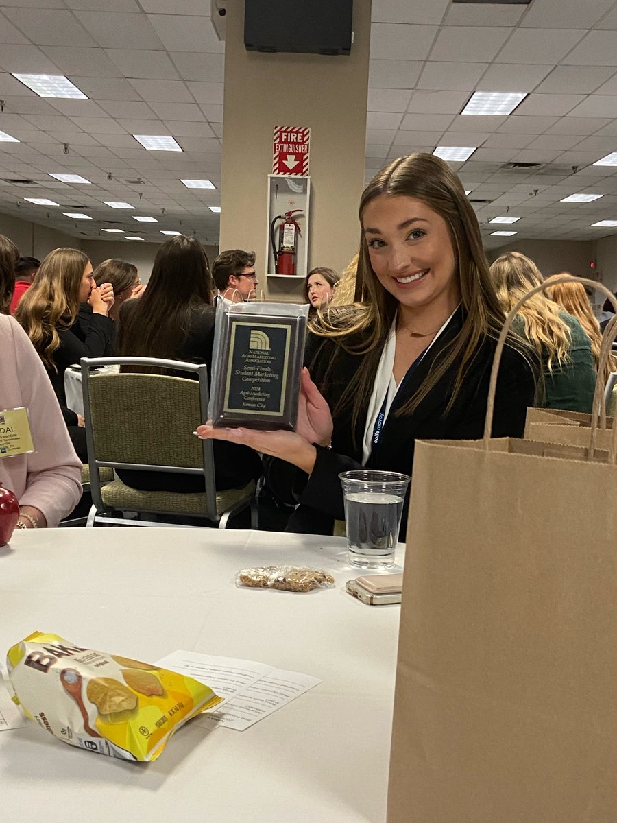UTAgResEcon's tweet photo. 📣 Proud to announce that our National Agri Marketing Association team have advanced to the semi-final round for the student marketing competition! Go get 'em! 🍊
@UTIAg @KC4UTIA @UTKnoxville https://t.co/s4U9CnzpuF