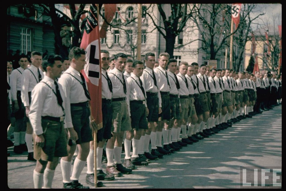 Мальчики в шортиках. Прусская весна, аншлюс придуманной Версалем Австрии. Остмарк, март 1938 г.