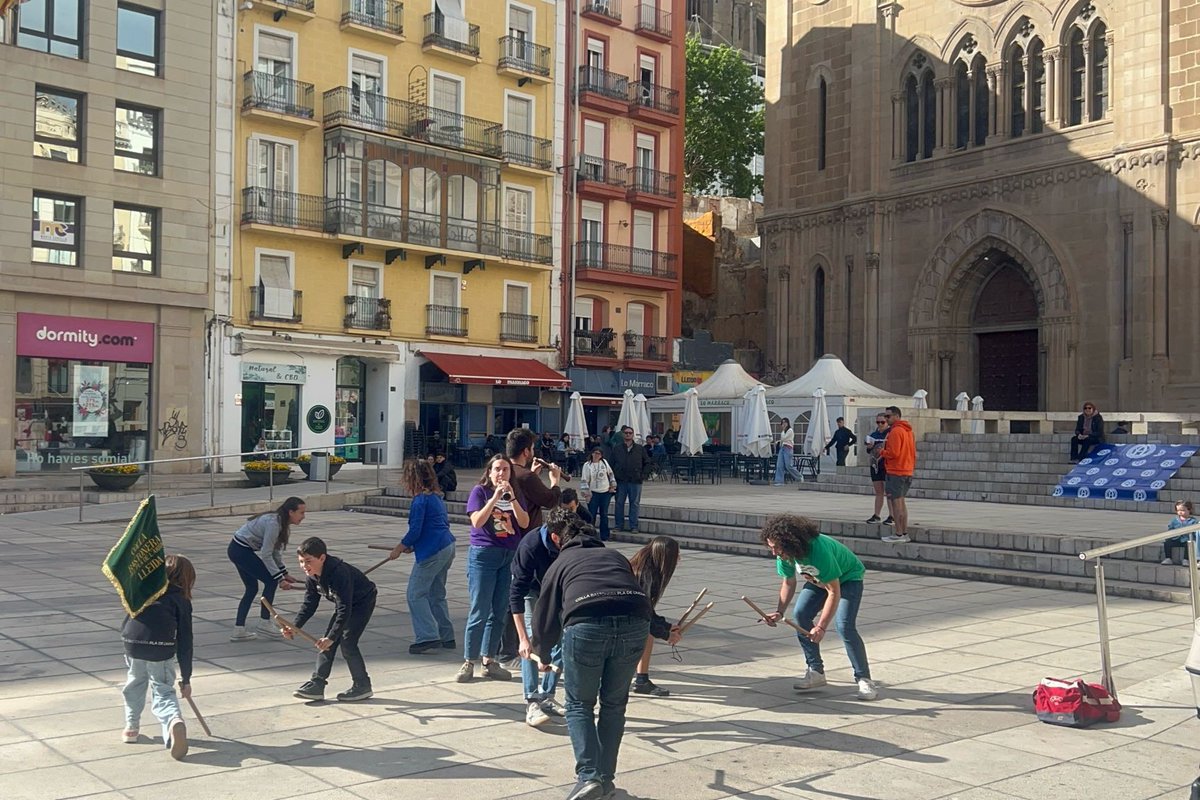 Bastons_Lleida's tweet photo. Una diada de sant Jordi plena de ball de bastons 🪵💚!
La paradeta amb @ateneulleida i @AE_Alosa i el taller obert a la plaça Sant Joan van ser tot un èxit. Gràcies per atansar-vos i participar 🤗!
Entremig, ens vam escapar per fer un taller a l'@insmariarubies 🤸‍♂️🐲🌹 https://t.co/buF20WkwH4