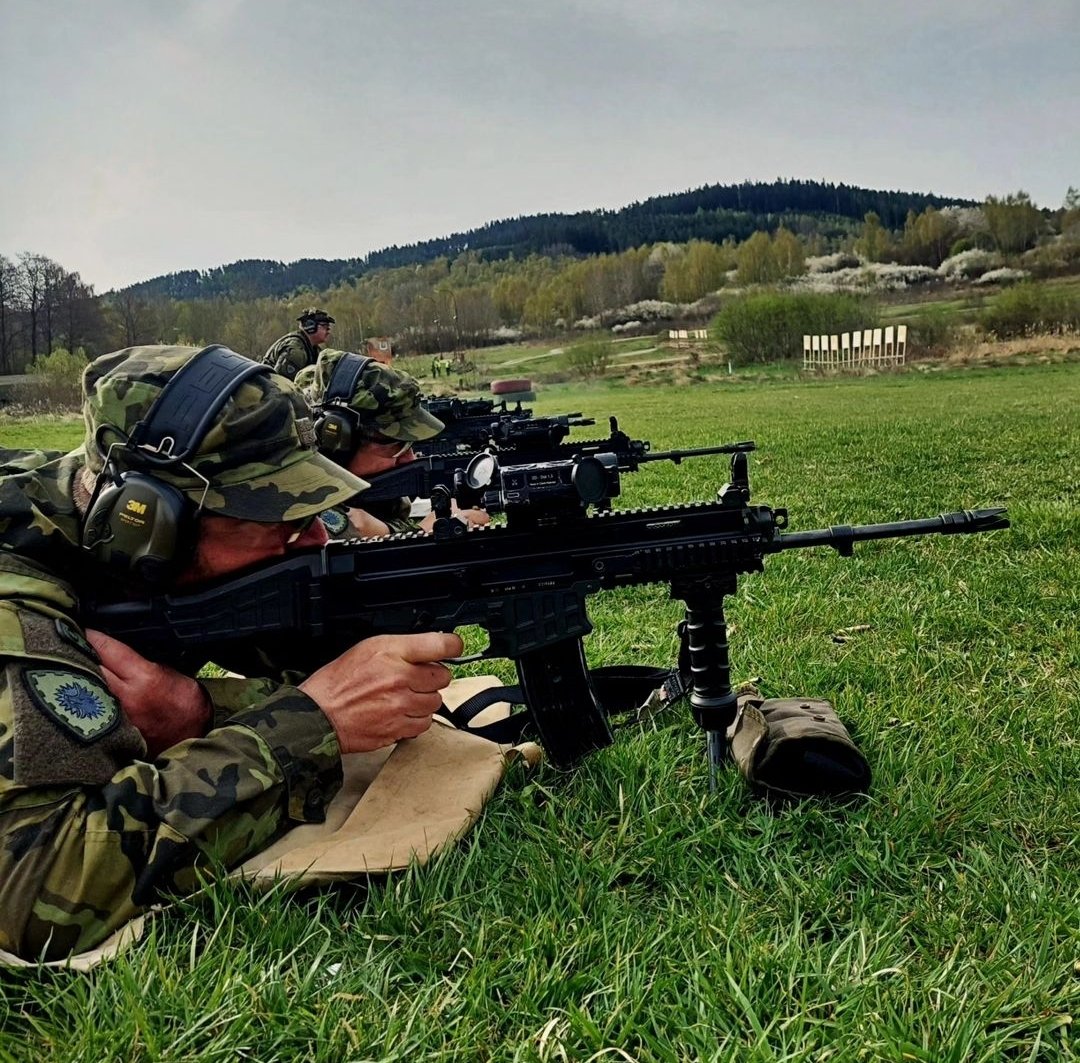 Quite unusual sight. Members of Czech Territorial Forces, infantry company Jihlava, on the range using CZ Bren 2 rifles.