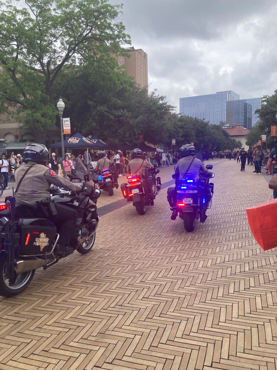 psskow's tweet image. State troopers are surrounding a Palestine solidarity protest at UT Austin right now.