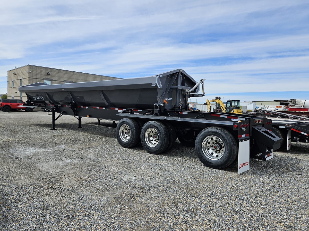 Equip_sales's tweet photo. New Demco 3 Axle Side Dump In Stock and ready to Work! #demco #trailers #demcotrailer #truck #sidedump #machinery #construction #equipment #landscaping #rocks #dirt #3axle #loading #hauling https://t.co/DepA6RX3l7