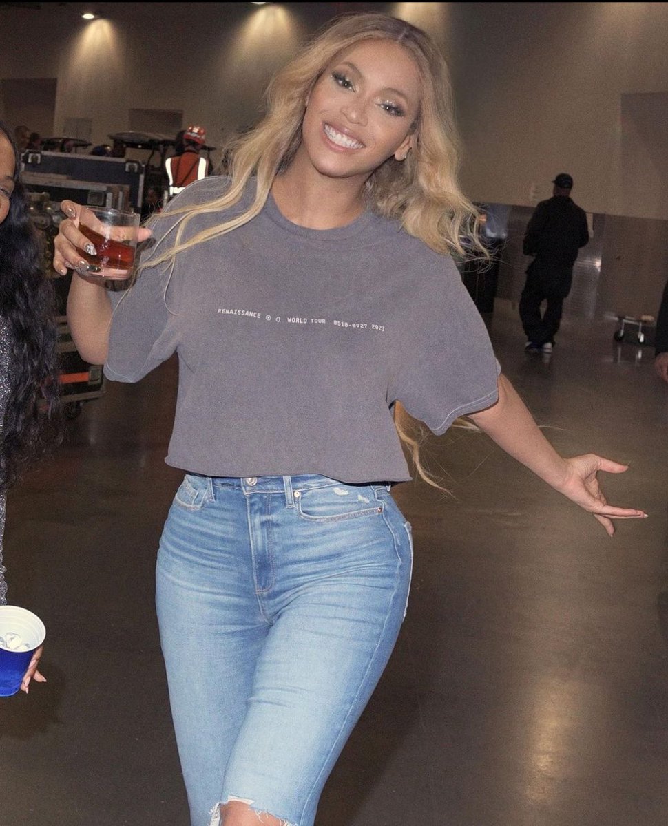 beynluv's tweet photo. What’s that brown stuff she be drinkin👀 I’m tryna be lit like her!! Is it ..scotch ? https://t.co/1ooTeueKJa