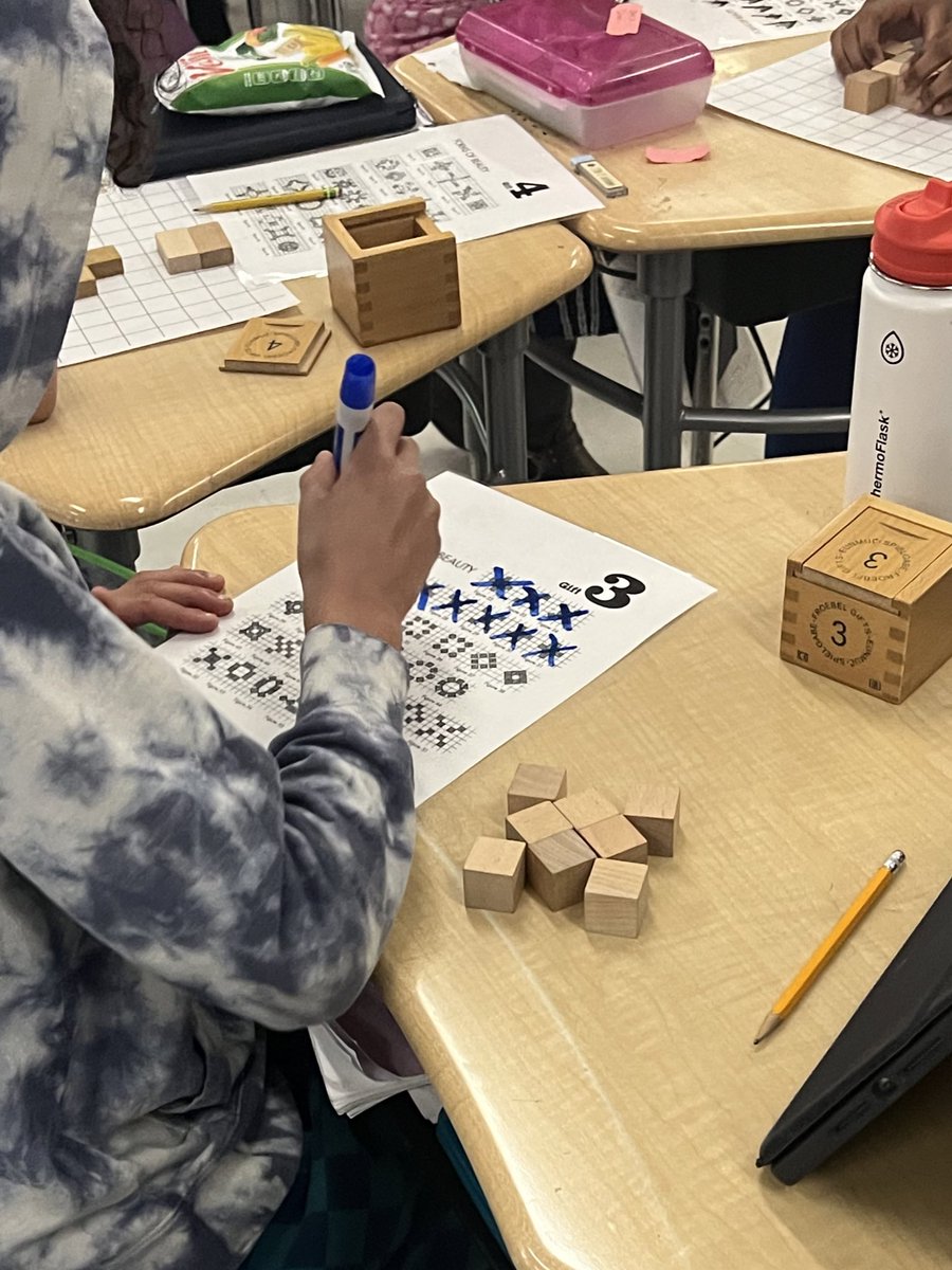 4th graders got the opportunity to think and create like an architect thanks to the staff at the Frank Lloyd Wright museum! What a great workshop! 🤍🏡 #WeAreD97 #LongfellowBears