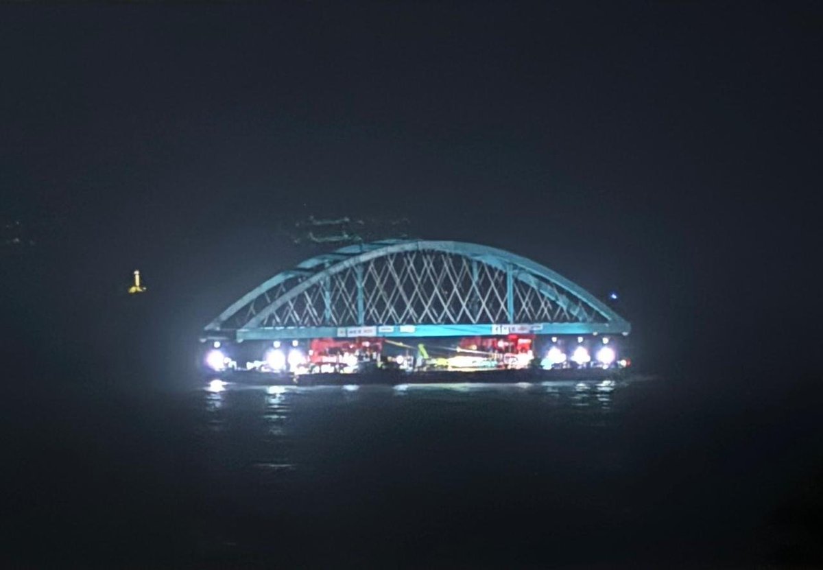 Wowwww ...... I just got a fabulous sighting of the 'Coastal Road - Sea Link Connector' being transported through the sea from my window 🤩

#MumbaiCoastalRoad