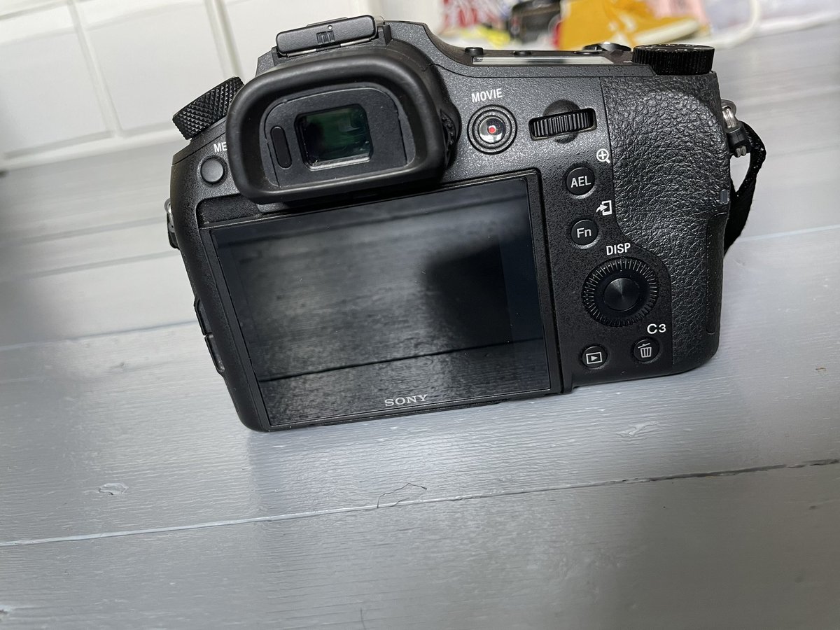 SELLING: Sony RX10 mark iii LIKE NEW CONDITION £750 plus p&p but open to offers, please DM me. Great for flight shots and brilliant image quality for a bridge camera. In box and all accessories included.