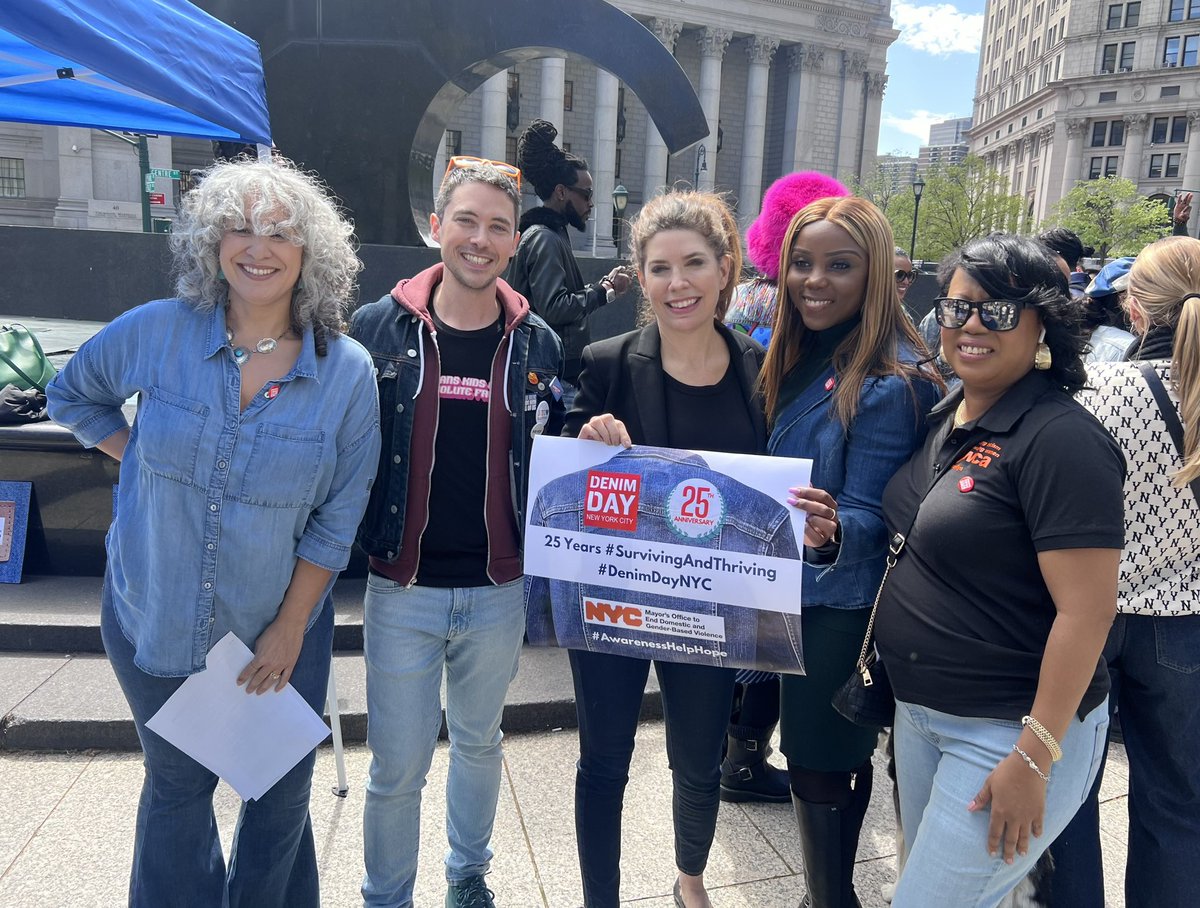 Today and every day we need to support survivors & call for an end to sexual violence. Rallying on Denim Day with @FarahNLouis @AmandaFariasNYC @CnDelarosa @nycendgbv @SafeHorizon @WomensCaucusNYC @DenimDayNYC @NYCCouncil #SurvivingAndThriving #DenimDayNYC