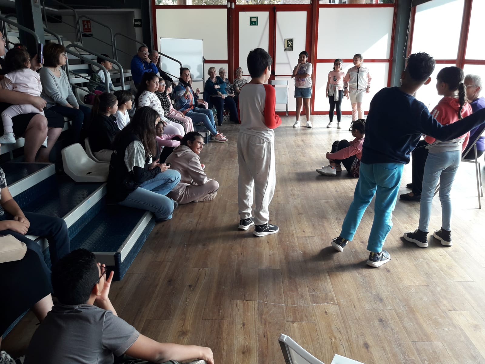 Infants i persones grans fant l'activitat de teatre juntes