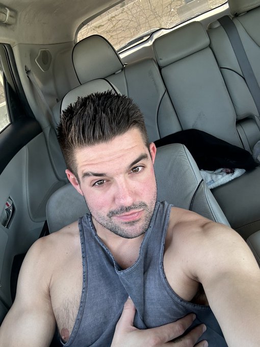 To shave the beard or na? Hmm 🤔🧔🏻&zwj;♂️ https://t.co/u9rsSUfaif