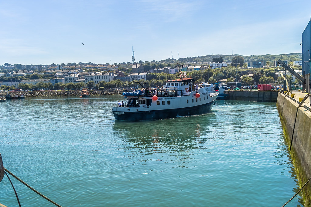 Soak up the scenic views of Dublin 🛥️ Experience the beauty of the Irish coastline from a whole new perspective with a relaxing boat ride Explore charming villages like Dún Laoghaire and Howth along with other surprises! 📸 infomatique dodublin.ie/outdoor-activi… #dubcruises