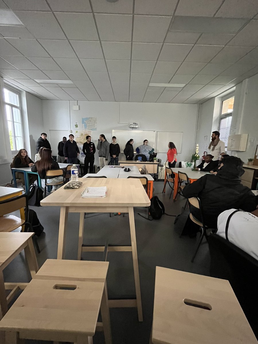 Partenariat Asnières/Mirande - visites journée 2. Échanges de cadeaux merci <a href="/ereamlking/">EREA Martin Luther King, Académie de Versailles</a> pour cette magnifique flamme 🤩🙏🏻 puis accueil et visite du LPA Valentees. Une après midi pluvieuse pour visiter la belle ville d’Auch de façon ludique 👍👍 merci <a href="/Hemaidi_Warda/">HEMAIDI Warda</a> et aux élèves