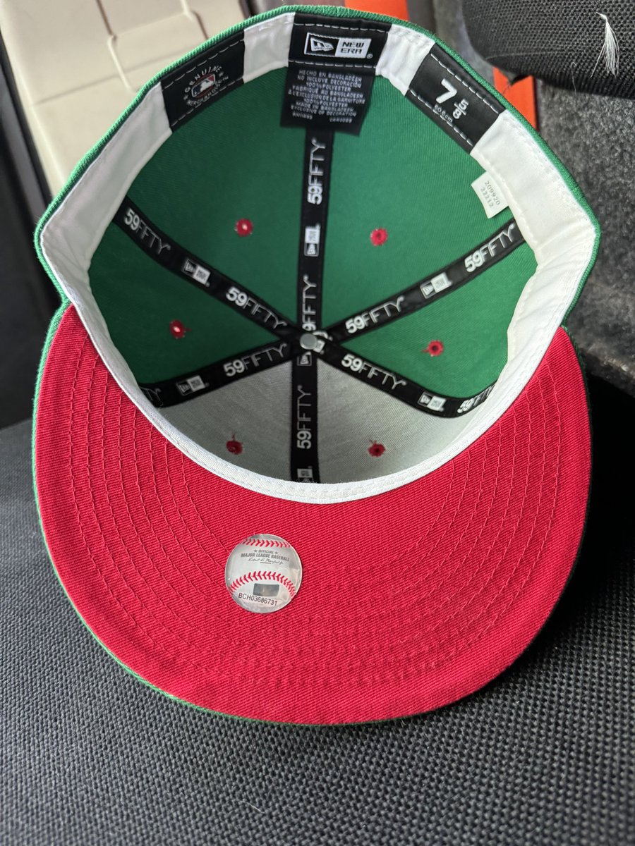 Sunday was the Phanatic’s birthday so today I celebrate with this #Phillies #hat for my #HatofTheday. #FittedSociety #fittedhats 
#Fitted #fittedcaps 
#HatsOnHats @Phillies 
#59fifty #RingTheBell 
#NewEraCap #mlb #Baseball
#HatCollector #ilovehats 
#UnitedByCaps #HatsOnX #HatsOfX